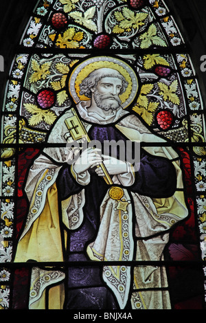 Ein Glasfenster Saint Peter hält die Schlüssel zum Himmel, Pfarrei Kirche von St. James das große, Snitterfield Darstellung Stockfoto