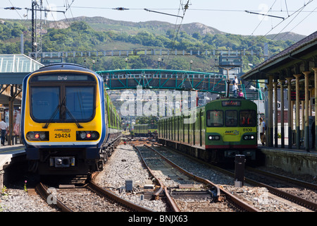 DART-Züge am Bahnhof Bray, Couny Wicklow, Irland Stockfoto