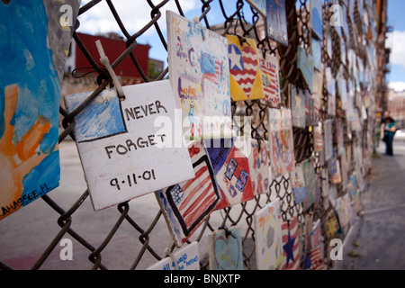 Die 9/11 Fliese Mauer Gedenkstätte in Manhattan, New York in Greenwich Village entfernt und besteht aus handbemalten Keramikfliesen von Kindern eingerichtet, NYC Stockfoto