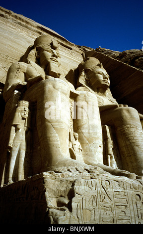 Zwei der vier Kolosse von Ramses II im großen Tempel von Abu Simbel mit Blick auf Lake Nasser in Oberägypten. Stockfoto