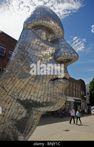 Reflexionen von Bedford. Ein Kunstwerk von Rick Kirby im Zentrum von Bedford Stadt England Stockfoto