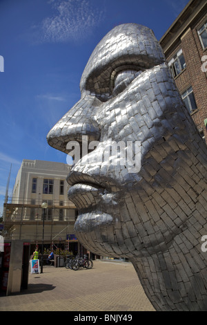 Reflexionen von Bedford. Ein Kunstwerk von Rick Kirby im Zentrum von Bedford Stadt England Stockfoto