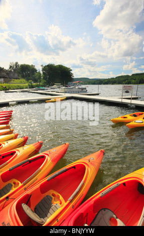 Boote und bunten Kajaks in einem Hafen auf Deep Creek Lake, Thayerville, Maryland, USA Stockfoto