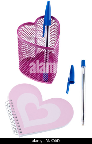 Herzförmige Metallgitter rosa Bleistift-Halter Stift oben und notebook Stockfoto