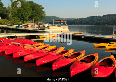 Boote und bunten Kajaks in einem Hafen auf Deep Creek Lake, Thayerville, Maryland, USA Stockfoto