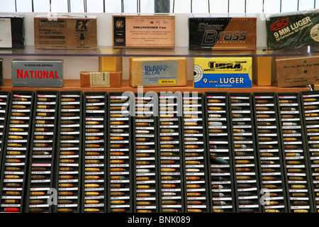 Eine Darstellung der Kugeln für den Verkauf an den anspruchsvollen militärischen Enthusiasten. Die meisten Pistolen gesorgt! Racks von Einzelbildern oder Paket. Stockfoto