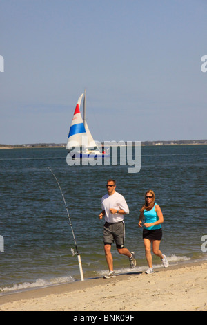 Paar, Joggen am Strand von Fort Macon Staatspark, Beaufort Inlet, Atlantic Beach, North Carolina USA Stockfoto