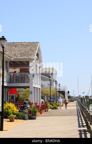 Besucher-Spaziergang auf der Promenade in Beaufort, North Carolina, USA Stockfoto