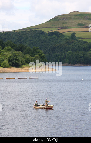 Fliegenfischen Sie auf Ladybower Vorratsbehälter, Derbyshire, England, Großbritannien Stockfoto