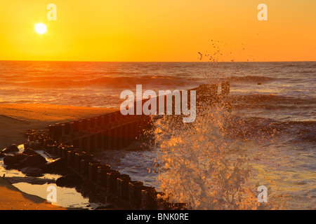 Brechenden Welle am Steg bei Sonnenaufgang, Cape Hatteras National Seashore, Outer Banks, Buxton, North Carolina, USA Stockfoto