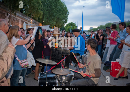 Paris, Frankreich, Publikum, öffentliche Veranstaltungen, klassische Musiker am seine-Kai in Paris Plages . pariser Strandwade, fête Plage Stockfoto