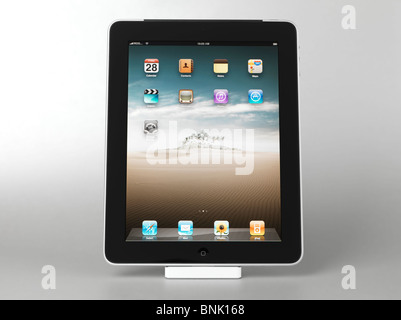 Apple iPad 3G Tablet Computer stehen auf der Anklagebank isoliert auf weißem Hintergrund Stockfoto