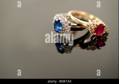 rote und blaue Saphir Ringe in Diamant-Einstellungen Stockfoto