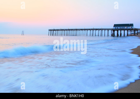 Fishing Pier bei Sonnenaufgang, Kitty Hawk, North Carolina, USA Stockfoto