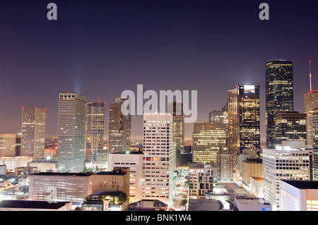 Texas, Houston. Nächtliche Skyline mit Hochhäusern in der Innenstadt. Stockfoto