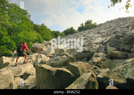 Wanderer auf den Teufel Marbleyard auf den Belfast Spuren im James River Gesicht Wildnis in der Nähe von Natural Bridge, Virginia, USA Stockfoto