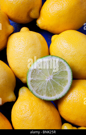 Zitronen mit in Scheiben geschnittenen Limetten Stockfoto