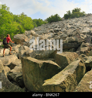 Wanderer auf den Teufel Marbleyard auf den Belfast Spuren im James River Gesicht Wildnis in der Nähe von Natural Bridge, Virginia, USA Stockfoto