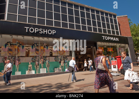 Der Topshop Topman Kleidung Shop speichern mit Käufern in Norwich, Norfolk, England, Großbritannien, Uk Stockfoto