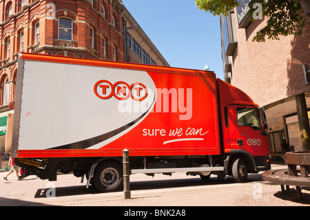 Ein TNT Kurier van LKW Fahrzeug in Norwich, Norfolk, England, Großbritannien, Uk Stockfoto