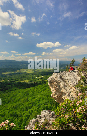 Wanderer genießen Blick auf Deutschland Tal und Spruce Knob aus North Fork Mountain Trail, Franklin, West Virginia, USA Stockfoto