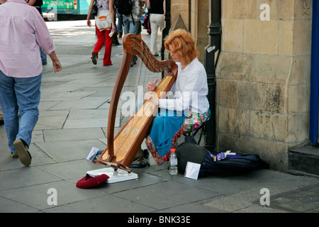 Harfenistin Brenda Malloy als Straßenmusikant außerhalb Trinity College, Dublin, Irland Stockfoto