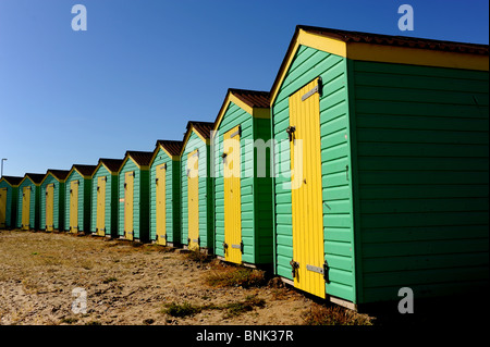 Grüne und gelbe Strandhütten entlang Littlehampton Strandpromenade West Sussex UK Stockfoto