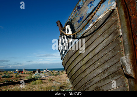 Altes Fischerboot am Kiesstrand, Dungeness, Kent Stockfoto