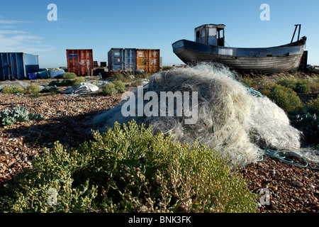 Fischernetz und Angelboot/Fischerboot am Kiesstrand, Dungeness, Kent Stockfoto