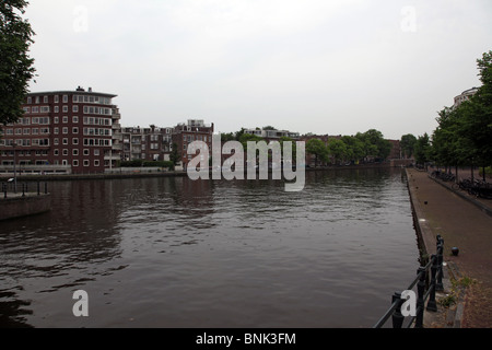 Blick auf die Gebäude am Canalside-Ufer der Jacob Catskade, Amsterdam Stockfoto