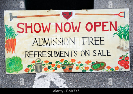 "Show jetzt offen" Zeichen außerhalb der Oliver Straße Kleingärten, Leyton, Waltham Forest, East London England UK Stockfoto