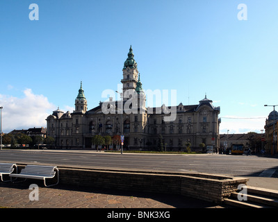 Das Gebäude des Rathauses, Bereich und der Autobahn in Györ, Ungarn Stockfoto