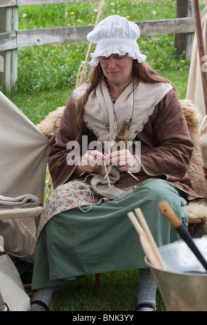 Tulip Time Festival Dutch Holland Michigan MI in USA US eine Frau strickt an den Nadeln während der Messeverkauf für auf Alamy vertikales Format hochauflösend Stockfoto