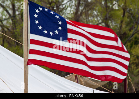 Historische US-Flagge auf einem Pol Vereinigte Staaten von Amerika Revolution Kolonial in den USA USA niemand eine Messe-Nachstellung horizontale Hi-res Stockfoto