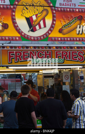 French Fries Outdoor-Verkäufe in der Stadtstraße von oben Rückansicht Lifestyle Menschen essen Fast Food Szenen Veranstaltungen Leben vertikal in den USA USA Hi-res Stockfoto