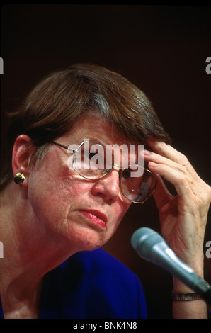 WASHINGTON, DC, USA - 1997/04/30: U.S. Attorney General Janet Reno bezeugt vor dem Senat-rechtsausschusse auf dem Capitol Hill am 30. April 1997 in Washington, DC. Reno lehnte ab, einen unabhängigen Berater Kampagne Finanzierung Missbrauch von Republikanern gefordert, zu untersuchen, zu ernennen. (Foto von Richard Ellis) Stockfoto