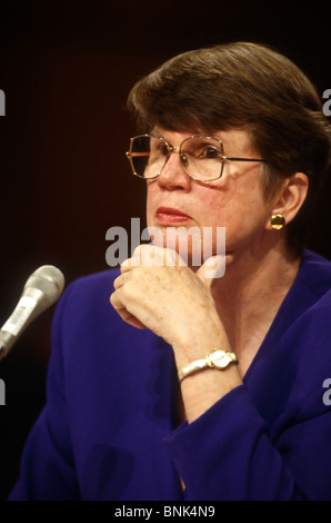 WASHINGTON, DC, USA - 1997/04/30: U.S. Attorney General Janet Reno bezeugt vor dem Senat-rechtsausschusse auf dem Capitol Hill am 30. April 1997 in Washington, DC. Reno lehnte ab, einen unabhängigen Berater Kampagne Finanzierung Missbrauch von Republikanern gefordert, zu untersuchen, zu ernennen. (Foto von Richard Ellis) Stockfoto