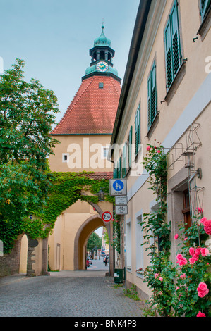 Durchgang unter dem Uhrenturm in einer bayerischen Stadt Stockfoto