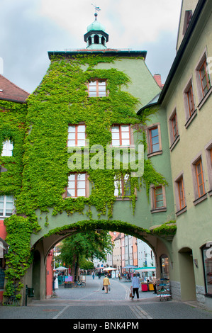 Durchgang unter dem Uhrenturm in einer bayerischen Stadt Stockfoto