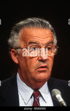 WASHINGTON, DC, USA - 1997/05/06: US-Senator Paul Sarbanes bezeugt vor des Senats Anhörung die Nominierung von George Tenet als Direktor der CIA auf dem Capitol Hill Mai 6, 1997 in Washington, DC unterstützt. (Foto von Richard Ellis) Stockfoto