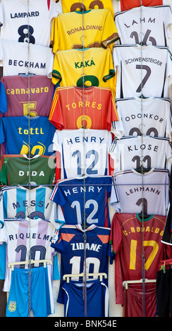 Anzeige der internationalen Fußball-Shirts zum Verkauf im World-Cup-Jahr 2010 Stockfoto