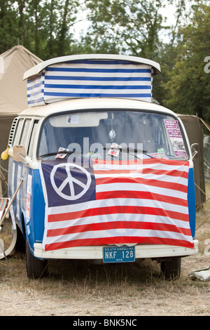 VW Camper Van manipuliert als Protest gegen den Vietnam-Krieg ein Reenactment-Wochenende Stockfoto