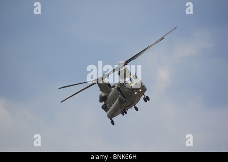 Chinook im Flug auf der Farnborough International Airshow 2010 Stockfoto