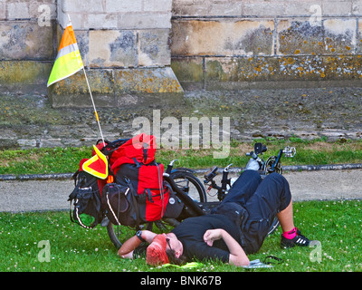 Man schläft neben Liegerad Dreirad - Frankreich. Stockfoto