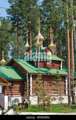 Die Holzkirche unter den Pinien in Russland, Ural Stockfoto