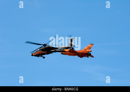 Königlichen niederländischen Luftwaffe Boeing AH - 64D Apache und General Dynamics F16-AM Fighting Falcon fliegen gemeinsam Stockfoto
