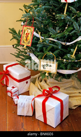 Verpackte Geschenke und Geschenke unter ein geschmückter Weihnachtsbaum vintage Stockfoto