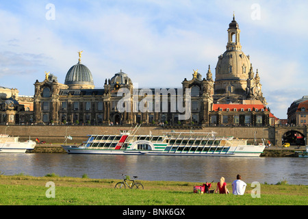 Elbe River auf der Brühlschen Terrasse mit Akademie der Künste, die Kuppel des Frauenkirche church Dresden, Sachsen, Deutschland Stockfoto