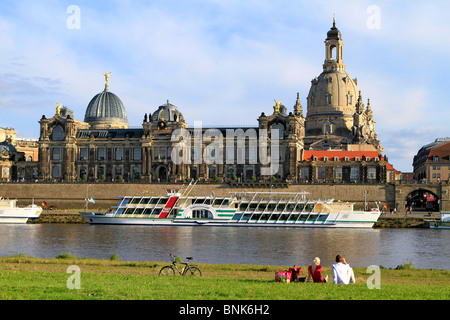 Elbe River auf der Brühlschen Terrasse mit Akademie der Künste, die Kuppel des Frauenkirche church Dresden, Sachsen, Deutschland Stockfoto