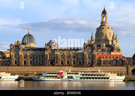 Elbe River auf der Brühlschen Terrasse mit Akademie der Künste, die Kuppel des Frauenkirche church Dresden, Sachsen, Deutschland Stockfoto